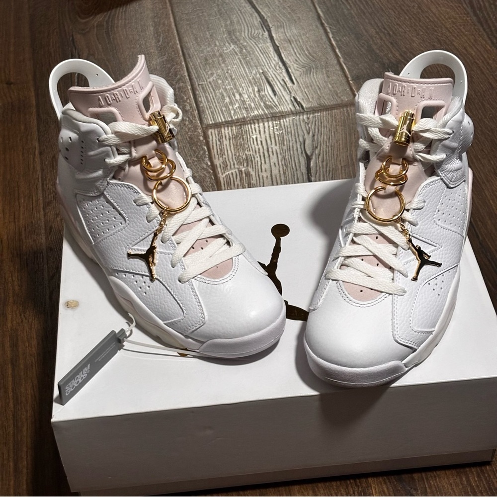 AJ Air Jordan 6 WMNS
Gold Hoops
White/Sail-Metallie Gold-Barell size 8